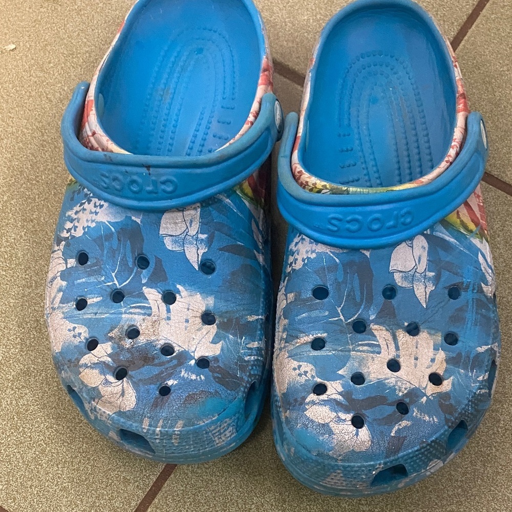 CROCS Blue Floral Clog with Adjustable Heel Strap - Picture 3 of 3